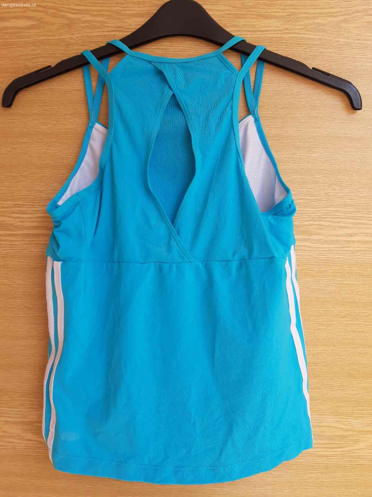 Sportovní top Adidas, vel. S/M. Daruji tyrkysový sportovní top Adidas, velikost nejspíše S nebo M. Nošený jen párkrát, výborný stav. Uvedené rozměry měřeny plošně!
Předání Praha, Karlovo náměstí, vedle prodejny Albert, mezi 17:00 a 20:00.