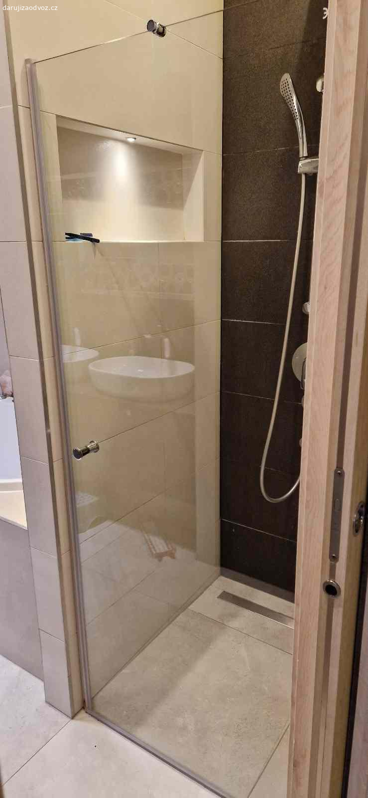 Sprchové dveře Fonte sapho série Aquline 80 cm. Dveře vymontovány kvůli rekonstrukci, nepoškozené, tloušťka skla 8 mm, výška 185 cm. Lesklý chrom, extra dodaný věšáček na ručník. Osobní vyzvednutí Praha 1 Staré Město. Ideálně SMS nebo volat. Možné zaparkovat přímo před domem.