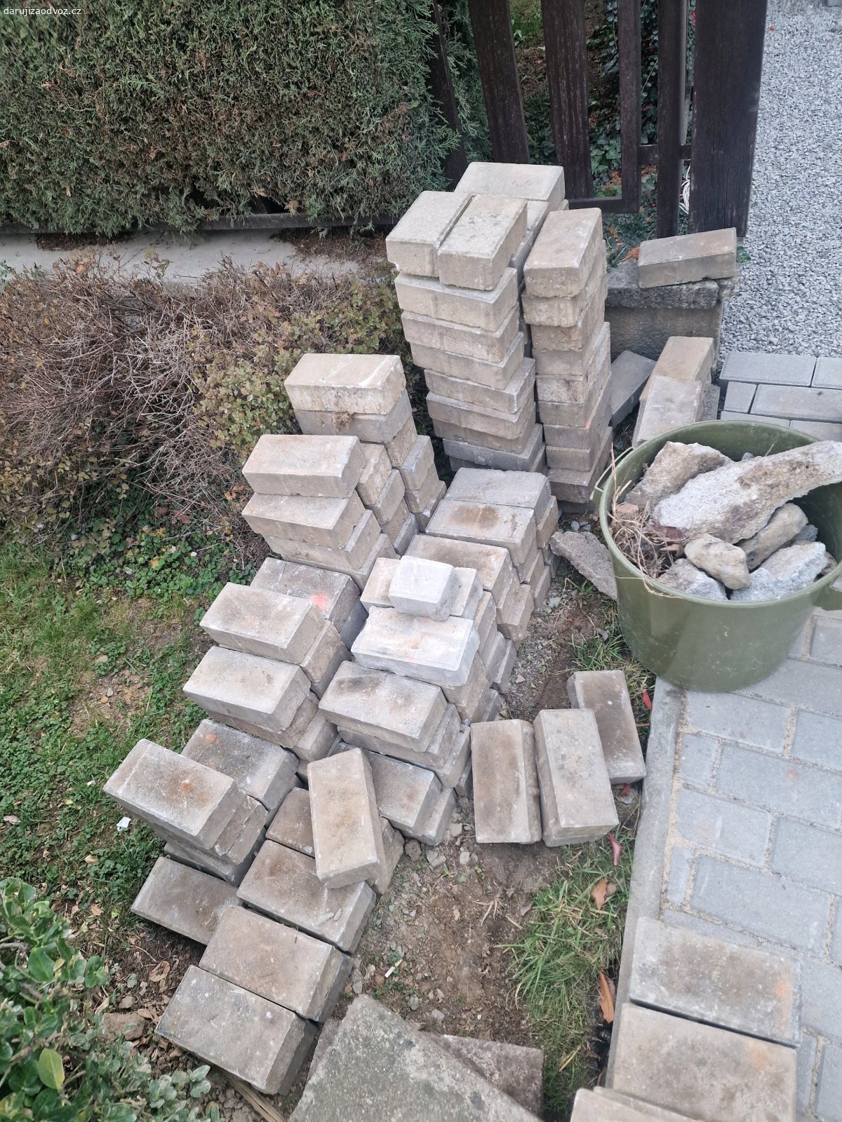 Stará dlažba Best Klasiko. Daruji za odvoz starou dlažbu Best Klasiko. Některé jsou poškozené. Odhaduji, že to je asi 5-6m2.