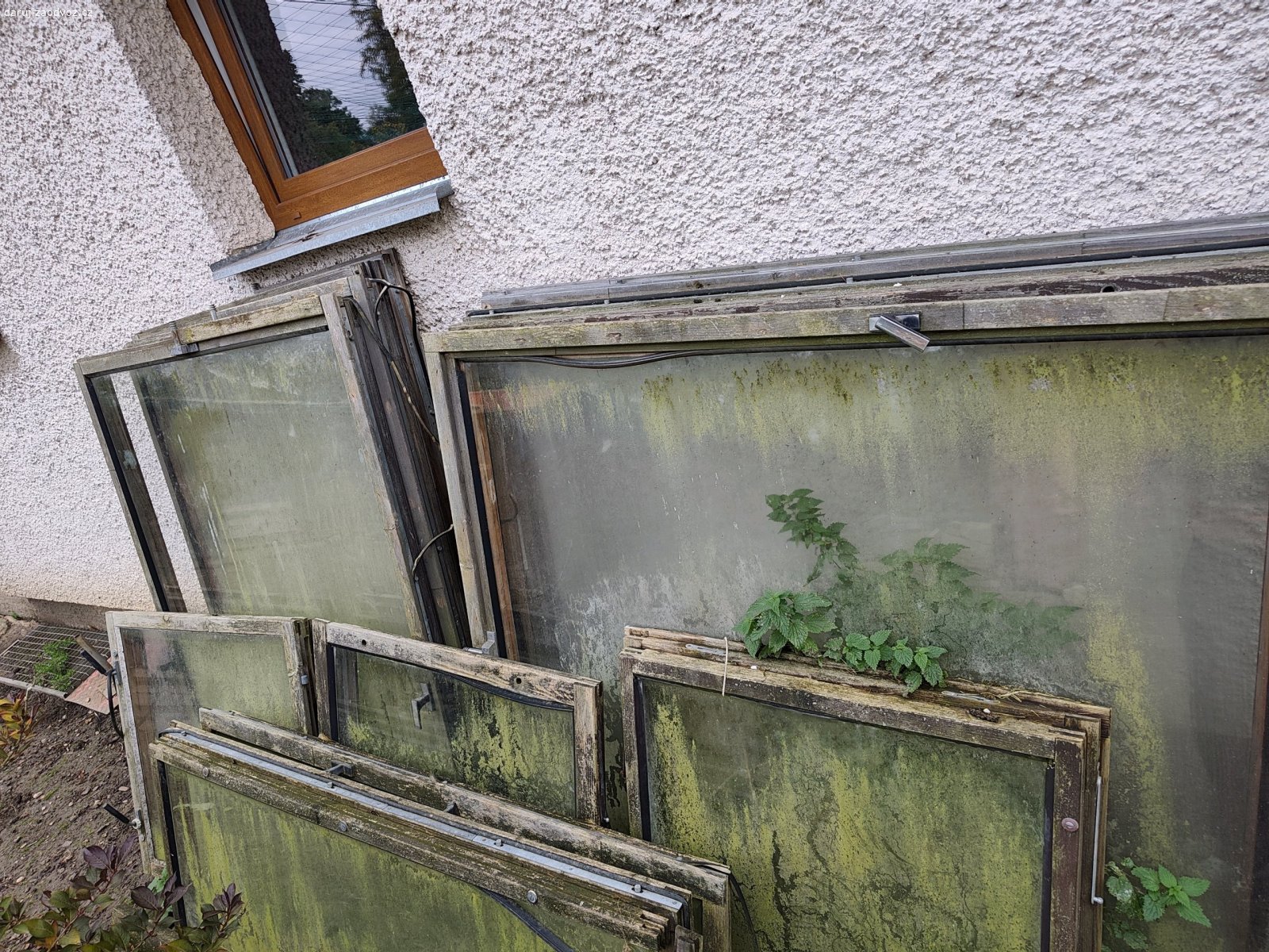Stará dřevěná okna. Stará dřevěná okna, třeba na skleník. Jak je podle fotky vidět, už tam nějakou dobu leží. 3 největší, 3 velká, 3 malá a 2 dlouhé větračky.