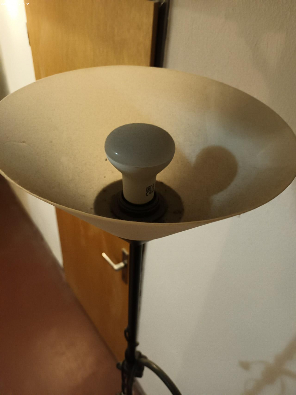 stará lampa. stará lampa (má poškozenou bužírku kabelu)