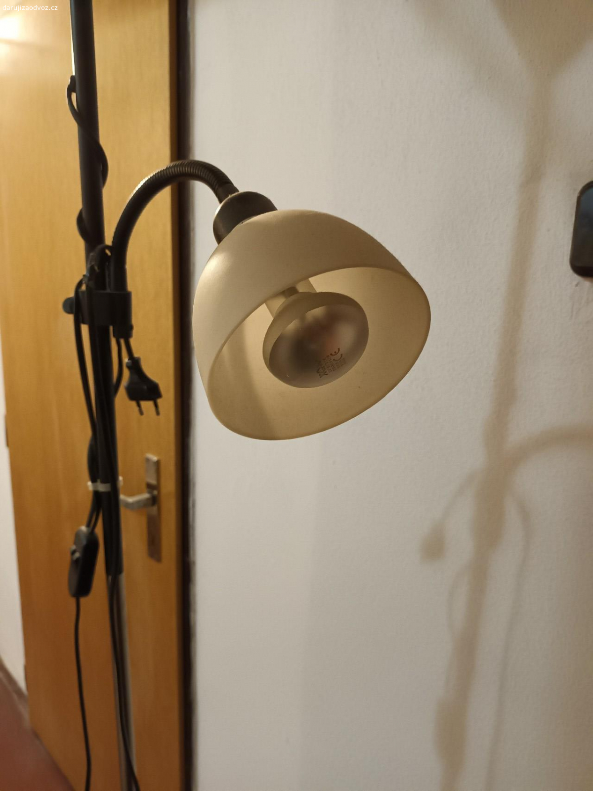 stará lampa. stará lampa (má poškozenou bužírku kabelu)