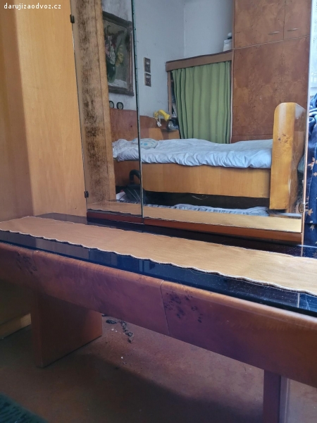 Stará Ložnice 60.léta. Daruji starou ložnici ze 60.let. v pěkném stavu. Manželská postel, noční stolky, skříně a zrcadlo.