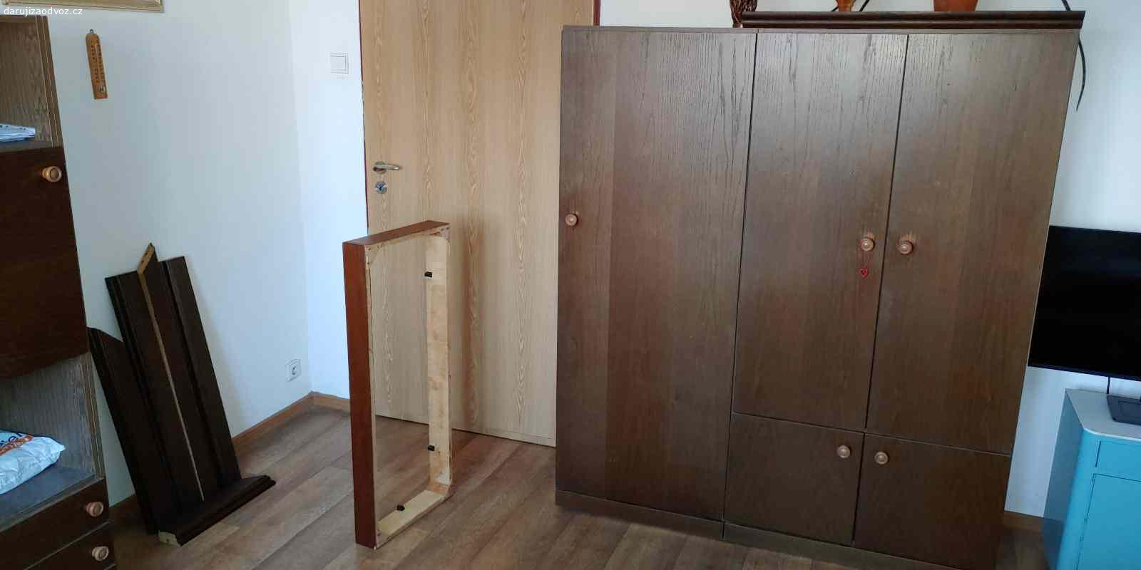 Stará obývací stěna, skříně. Dobrý den,

daruji za odvoz starou tmavě hnědou obývací stěnu z dřevotřísky, výroba ještě v DDR (dle štítku). Skříňky jsou od sebe oddělitelné. Součastí jsou ozdobné lišty, které sloužily zřejmě jako přechodové k horním nástavcům (ty již nejsou součástí nabízené sestavy). Boky a vršky skříní nejsou v dekoru, ale pouze v obyč béžové, součástí je ale jedna deska v dekoru, která se dá na bok přidělat (takže bude bok skříně pohledový). Stůl není vyloženě součástí nabídky, ale na přání je možné dát ho i se stěnou. Dekorace nejsou součástí nabídky.
Rozměry:
3x širší skříňky - 80 x 162,5 x 42 cm (Š x V x H),
1x užší skříň (s vysouvacím mechanismem na ramínka) - 59 x 162,5 x 42 cm (Š x V x H),
komoda - 95 x 50 x 44,5 cm (Š x V x H).

Osobní vyzvednutí nedaleko Českých Budějovic.