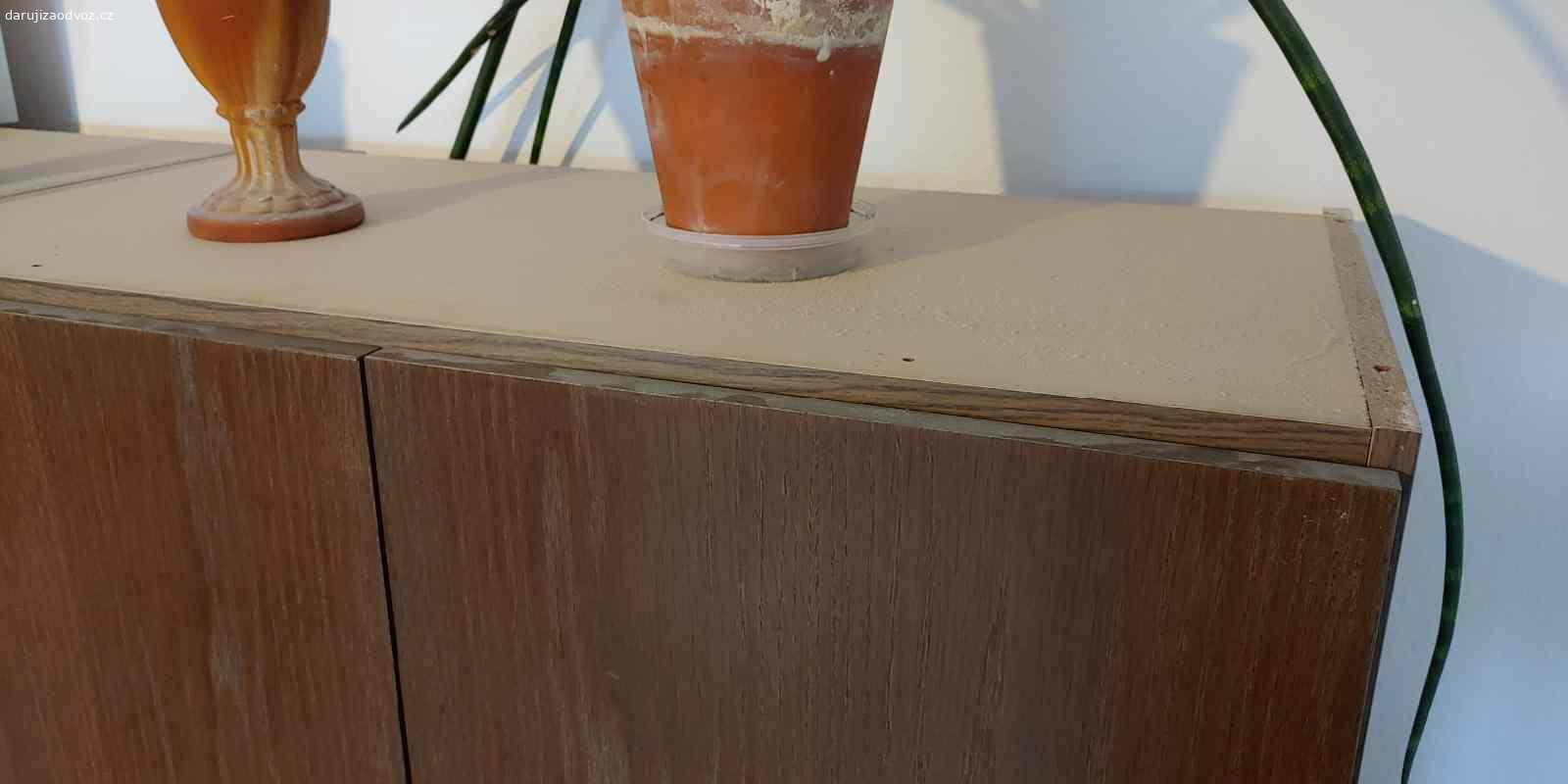 Stará obývací stěna, skříně. Dobrý den,

daruji za odvoz starou tmavě hnědou obývací stěnu z dřevotřísky, výroba ještě v DDR (dle štítku). Skříňky jsou od sebe oddělitelné. Součastí jsou ozdobné lišty, které sloužily zřejmě jako přechodové k horním nástavcům (ty již nejsou součástí nabízené sestavy). Boky a vršky skříní nejsou v dekoru, ale pouze v obyč béžové, součástí je ale jedna deska v dekoru, která se dá na bok přidělat (takže bude bok skříně pohledový). Stůl není vyloženě součástí nabídky, ale na přání je možné dát ho i se stěnou. Dekorace nejsou součástí nabídky.
Rozměry:
3x širší skříňky - 80 x 162,5 x 42 cm (Š x V x H),
1x užší skříň (s vysouvacím mechanismem na ramínka) - 59 x 162,5 x 42 cm (Š x V x H),
komoda - 95 x 50 x 44,5 cm (Š x V x H).

Osobní vyzvednutí nedaleko Českých Budějovic.