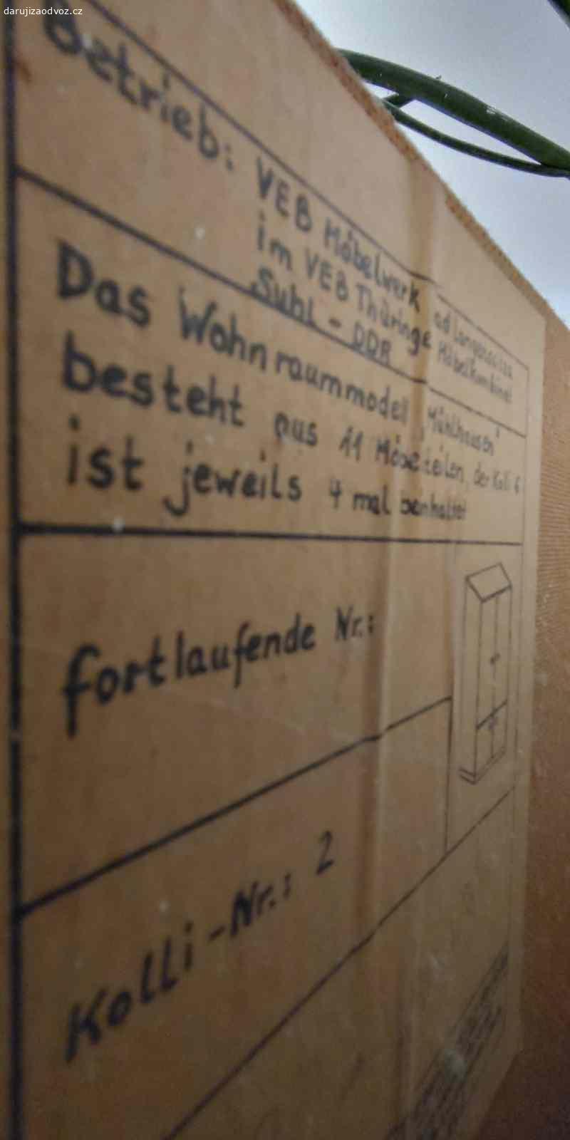 Stará obývací stěna, skříně. Dobrý den,

daruji za odvoz starou tmavě hnědou obývací stěnu z dřevotřísky, výroba ještě v DDR (dle štítku). Skříňky jsou od sebe oddělitelné. Součastí jsou ozdobné lišty, které sloužily zřejmě jako přechodové k horním nástavcům (ty již nejsou součástí nabízené sestavy). Boky a vršky skříní nejsou v dekoru, ale pouze v obyč béžové, součástí je ale jedna deska v dekoru, která se dá na bok přidělat (takže bude bok skříně pohledový). Stůl není vyloženě součástí nabídky, ale na přání je možné dát ho i se stěnou. Dekorace nejsou součástí nabídky.
Rozměry:
3x širší skříňky - 80 x 162,5 x 42 cm (Š x V x H),
1x užší skříň (s vysouvacím mechanismem na ramínka) - 59 x 162,5 x 42 cm (Š x V x H),
komoda - 95 x 50 x 44,5 cm (Š x V x H).

Osobní vyzvednutí nedaleko Českých Budějovic.