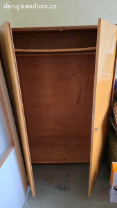 Stará šatní dřevěná skříň