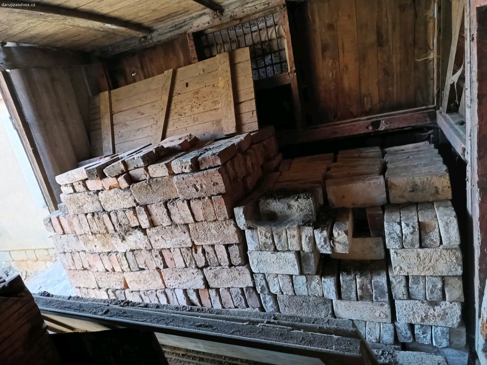 Staré cihly. Nabízím cihly, staré, poctivě pálené, použité, očištěné.