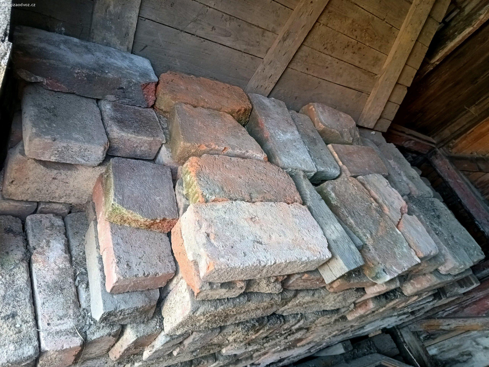Staré cihly. Nabízím cihly, staré, poctivě pálené, použité, očištěné.