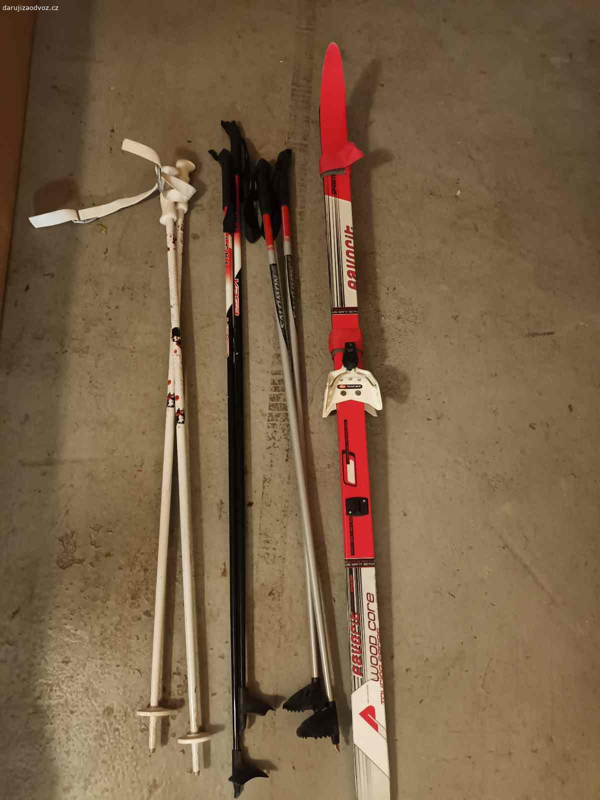 Staré dětské běžky a hůlky. Staré dětské běžky (délka 138 cm) a hůlky viz foto, pouze celý komplet.