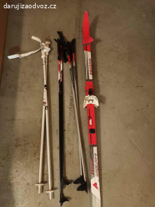 Staré dětské běžky a hůlky