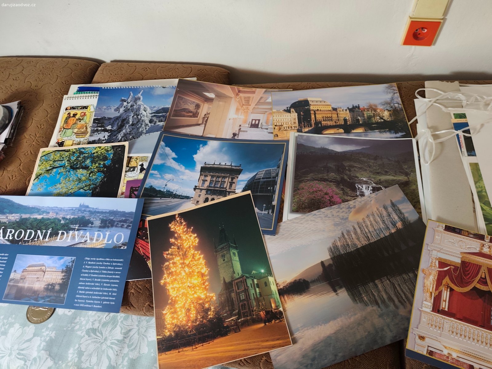 Staré kalendáře a obrázky. Daruji za odvoz několik starých kalendářů a plno samostatných obrázků z kalendářů - krásné fotografie.

Vyzvednutí na adrese.