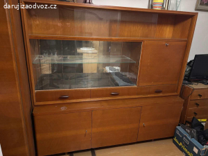 staré masivní skříně