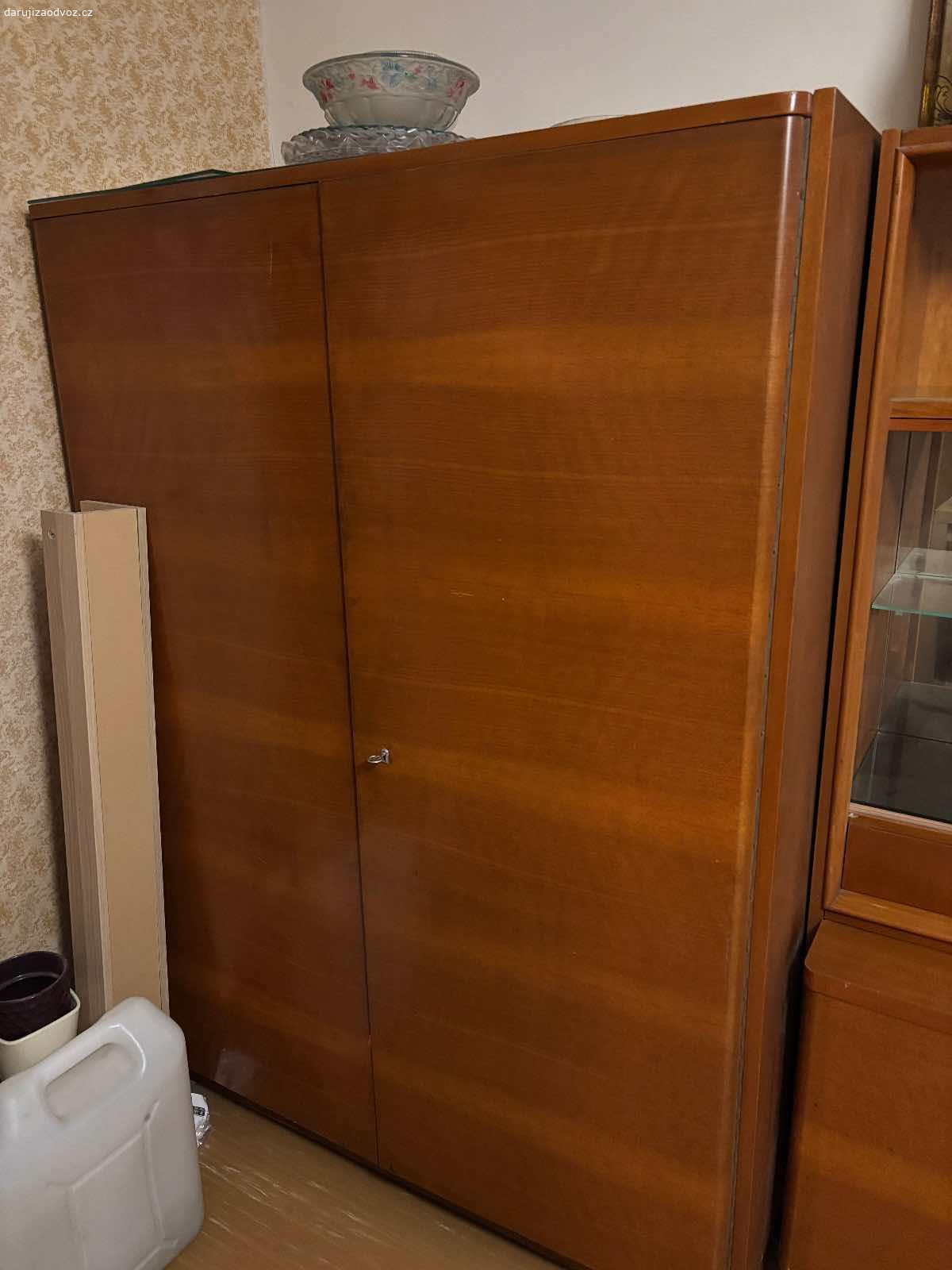 staré masivní skříně. nepoškozený starý nábytek, pravděpodobně nelze rozebrat a nevejde se do výtahu, nutné snést ze 4.patra