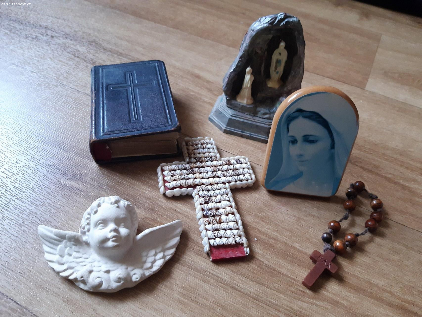 Staré náboženské předměty. obrázek,desatkovy růženec, sádrový andílek,  křížek z mušliček, plastová soška zjevení P.Marie, modlitební knížka Cesta do vlasti nebeské