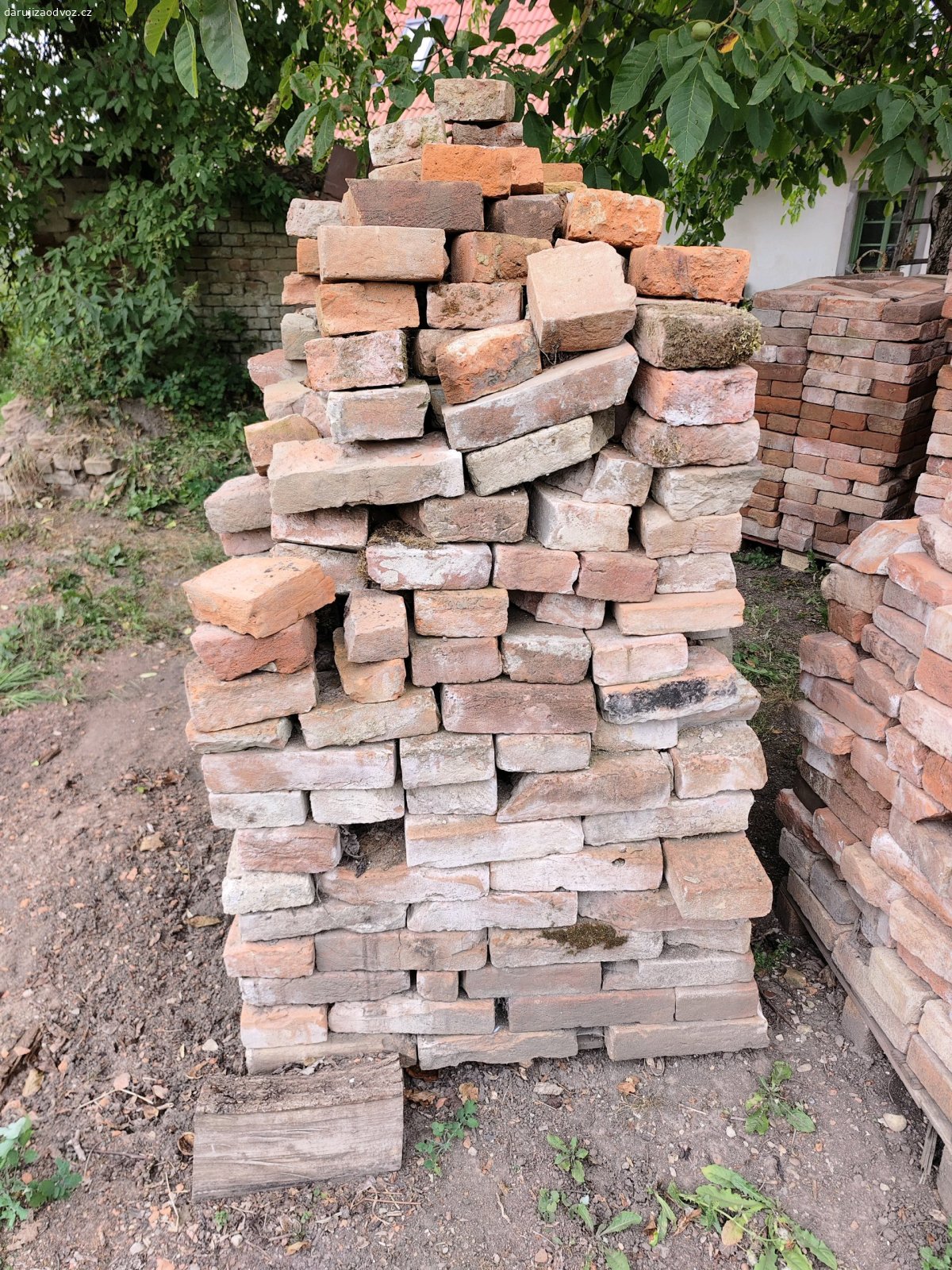 Staré očištěné cihly. Daruji za odvoz staré očištěné cihly "zvonilky " (půlky a čtvrtky). Cca 2,5 palety.