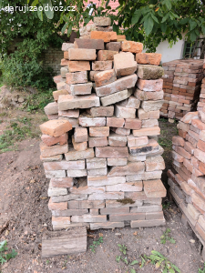 Staré očištěné cihly