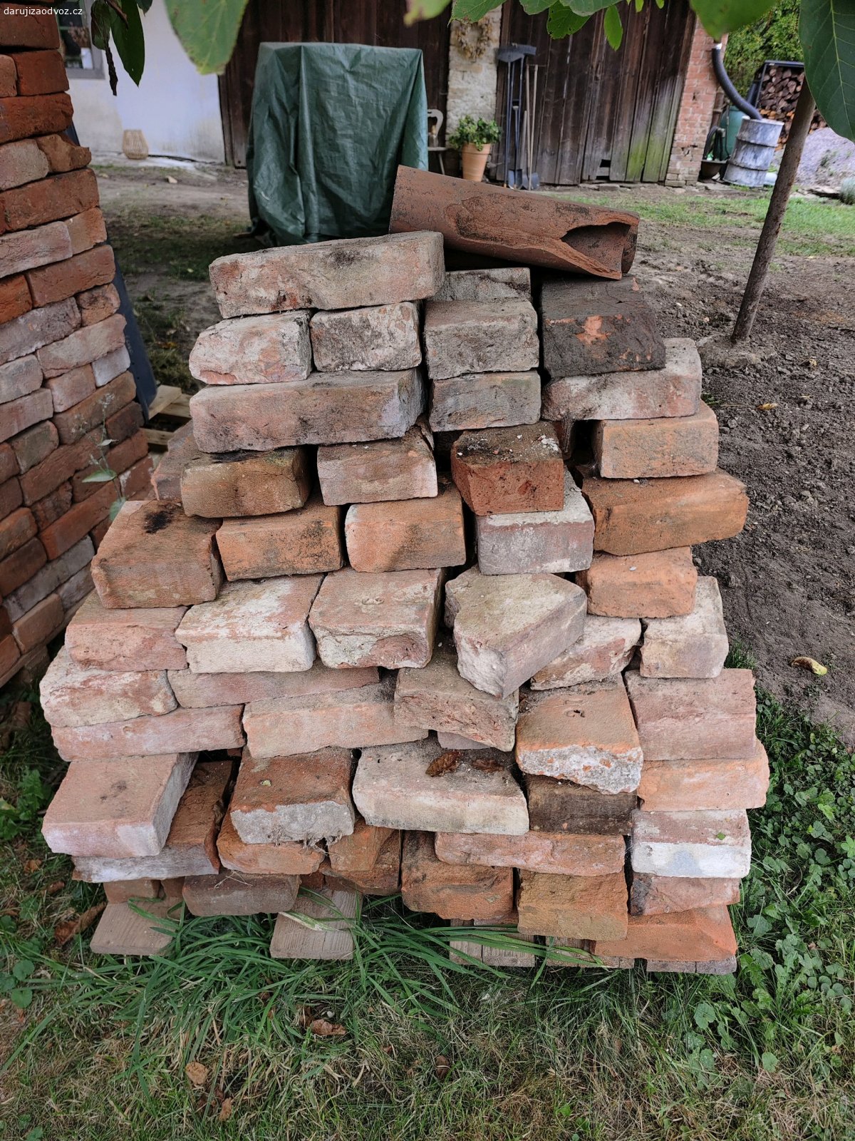 Staré očištěné cihly. Daruji za odvoz staré očištěné cihly "zvonilky " (půlky a čtvrtky). Cca 2,5 palety.