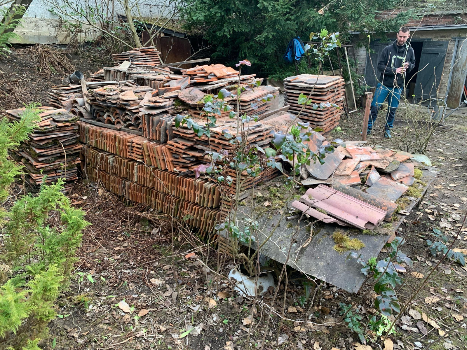 staré tašky. objem cca 2-3 kubiky. nutno prevez po svazitem terenu., kolecka a naradi na prevoz do voziku pujcime