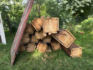 Staré trámy a dřevo na topení za odvoz