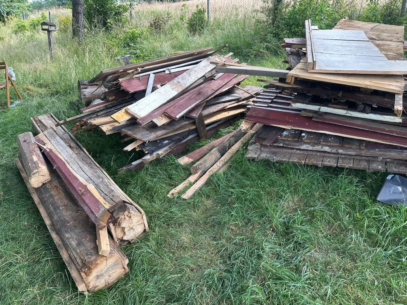 Staré trámy a dřevo na topení za odvoz. Dřevo z demontáže krovu, střechy a přístavků kolem chalupy. 

Slušné kusy k nařezáni na topení.

Je to roztříděné na hromady:

Trámy 
Prkna
Velké desky/steny 

Co chcete muzete odvézt nebo na místě naporcovat. 

Jsou tu toho hromady, postupně to třídíme. 

Jermanice u Liberce.