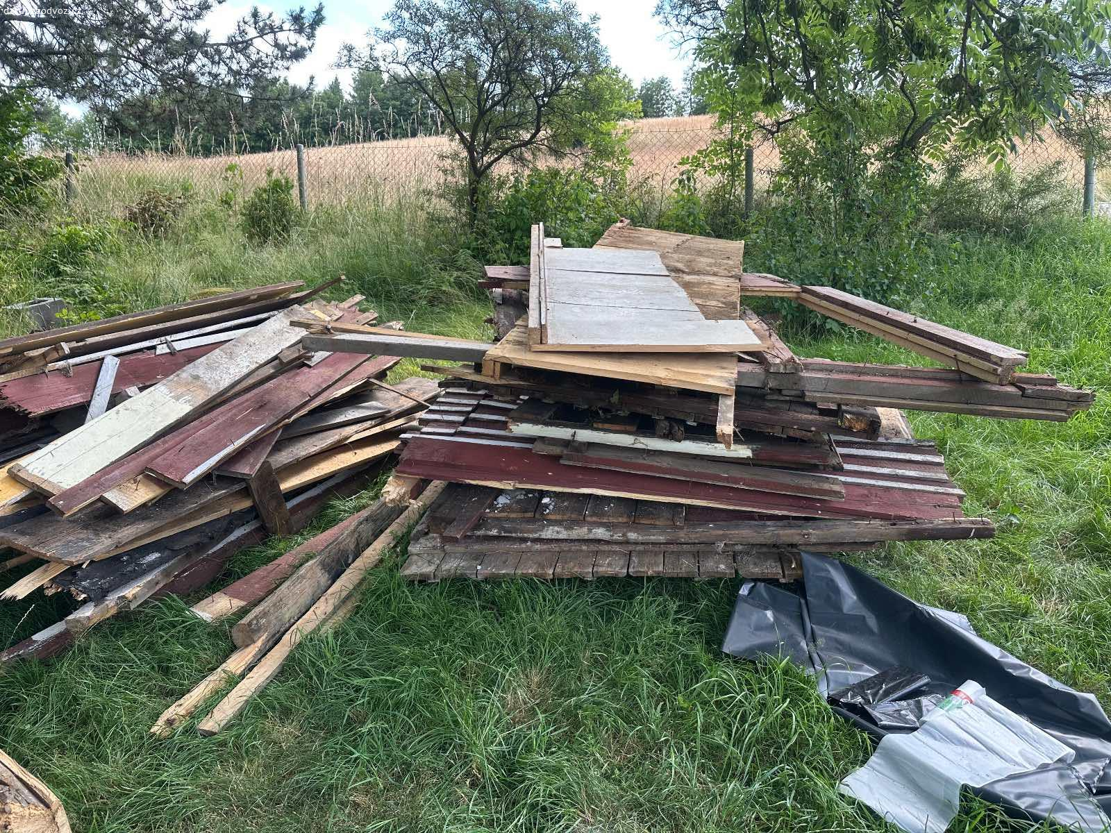 Staré trámy a dřevo na topení za odvoz. Dřevo z demontáže krovu, střechy a přístavků kolem chalupy. 

Slušné kusy k nařezáni na topení.

Je to roztříděné na hromady:

Trámy 
Prkna
Velké desky/steny 

Co chcete muzete odvézt nebo na místě naporcovat. 

Jsou tu toho hromady, postupně to třídíme. 

Jermanice u Liberce.