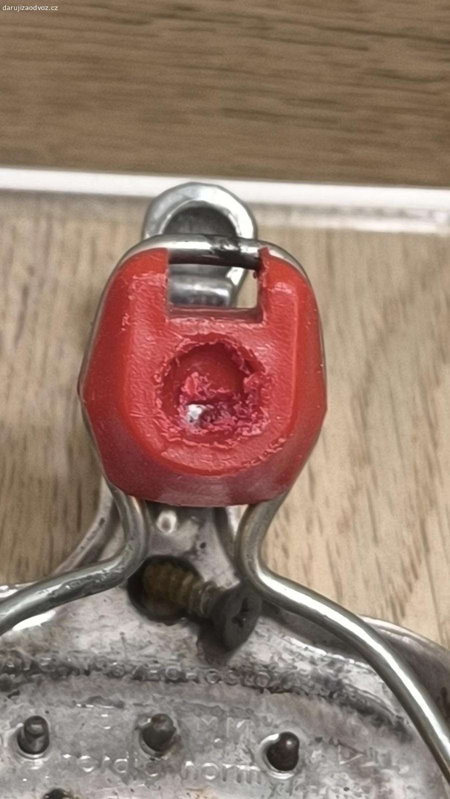 Staré vázání na běžky. Daruji za odvoz staré vázání na běžky, funkční, stav viz fotky. 
Důvod: Boty se mi už rozpadly a nové jsem už nesehnal.
 
- ZA ODVOZ!! 
Brno: Po-Pá(8-15) MHD Celní
 jinak OBI Sokolova 
... a mejly nečtu ;o)