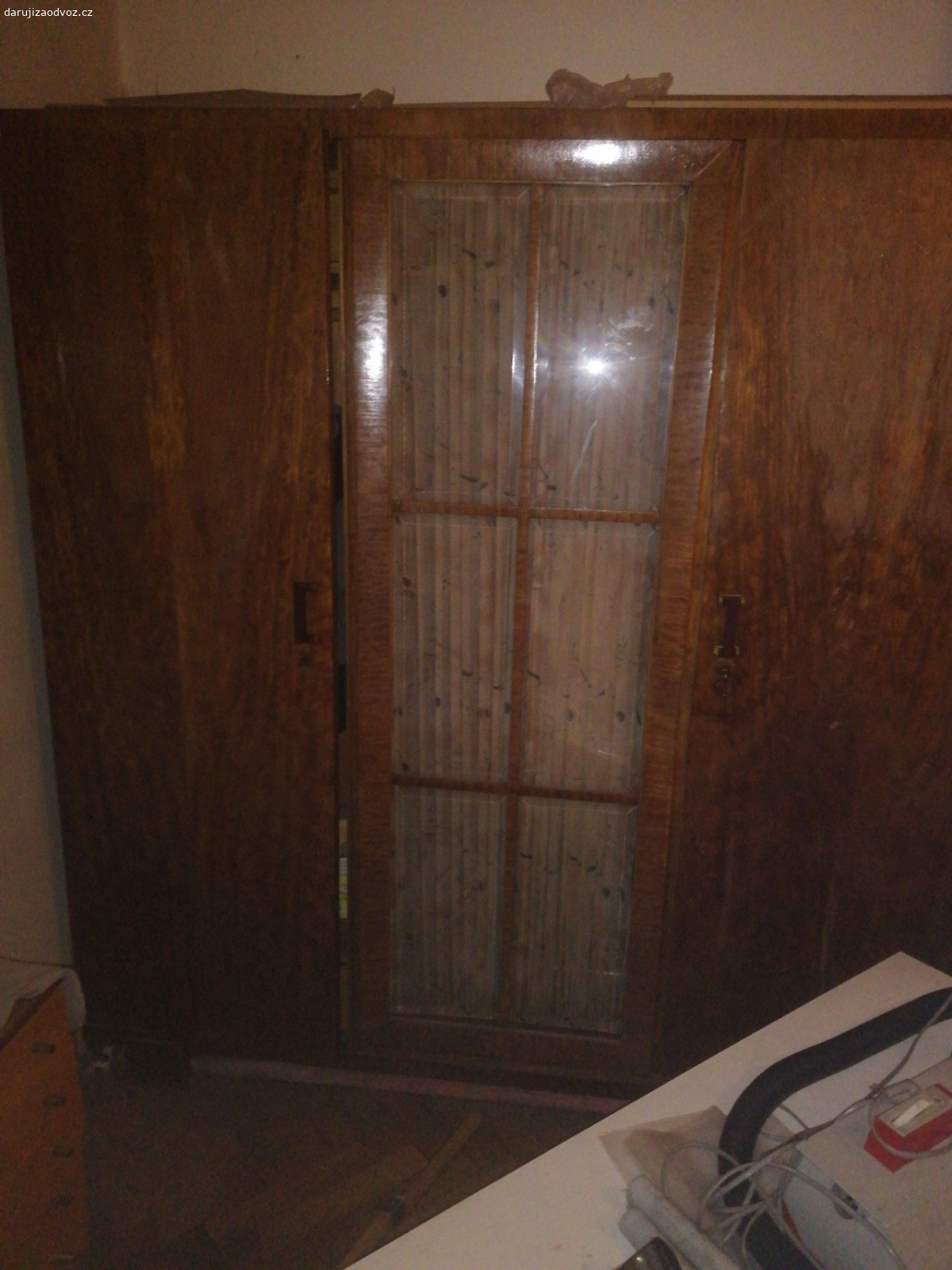 Starožitné skříně aj.. Oprava laku nutná.