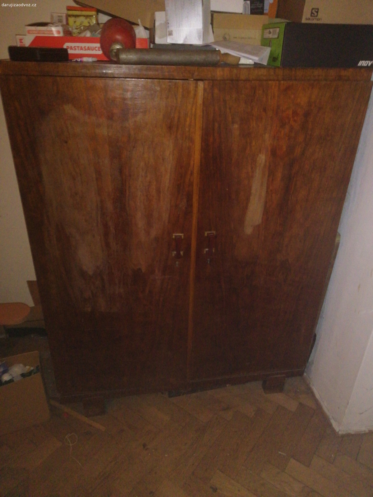 Starožitné skříně aj.. Oprava laku nutná.