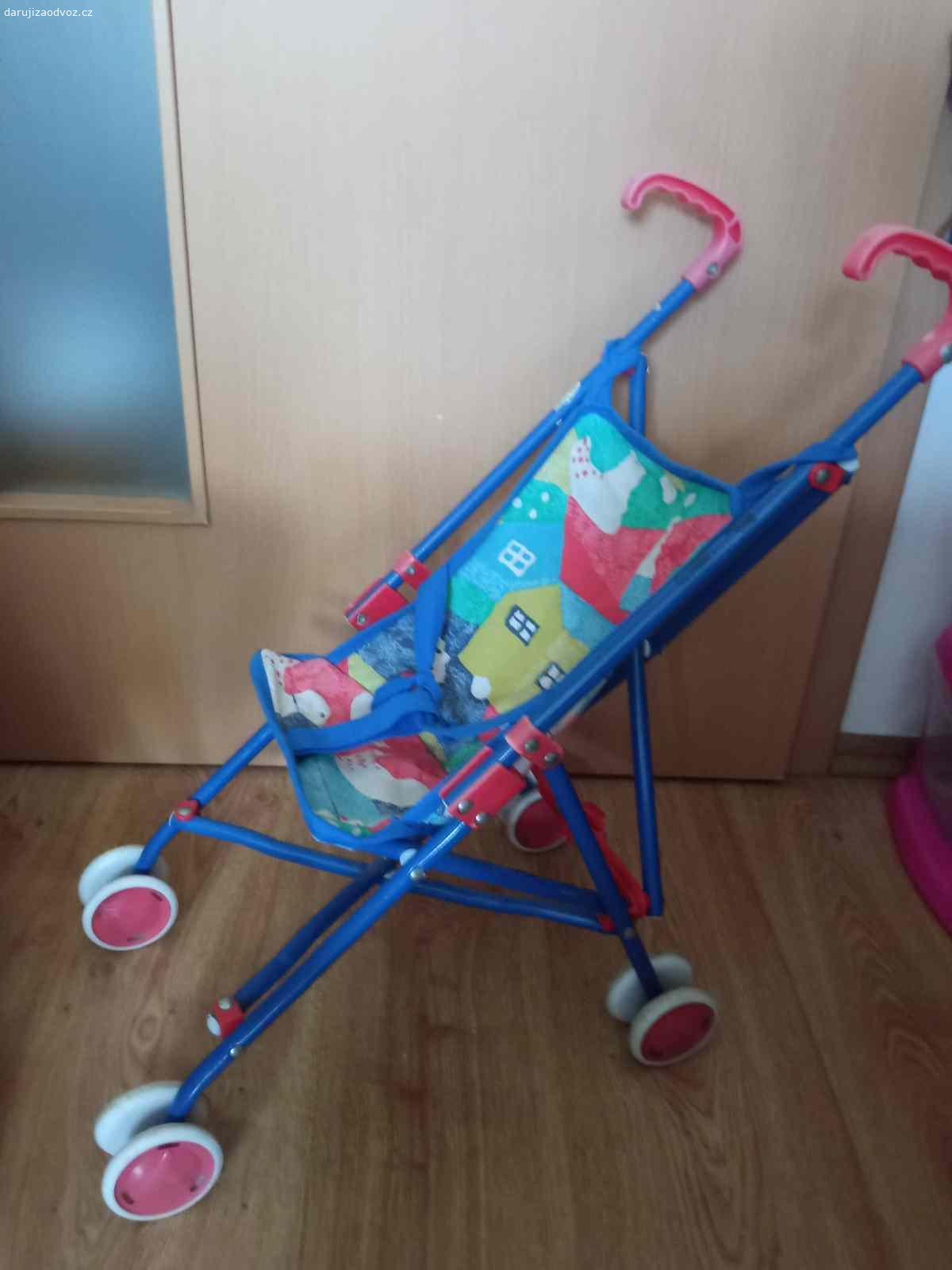 Starší ale pevný golfáč na panenku. Výška rukojeti 48 cm, ale spíše na dvůr, zahradu