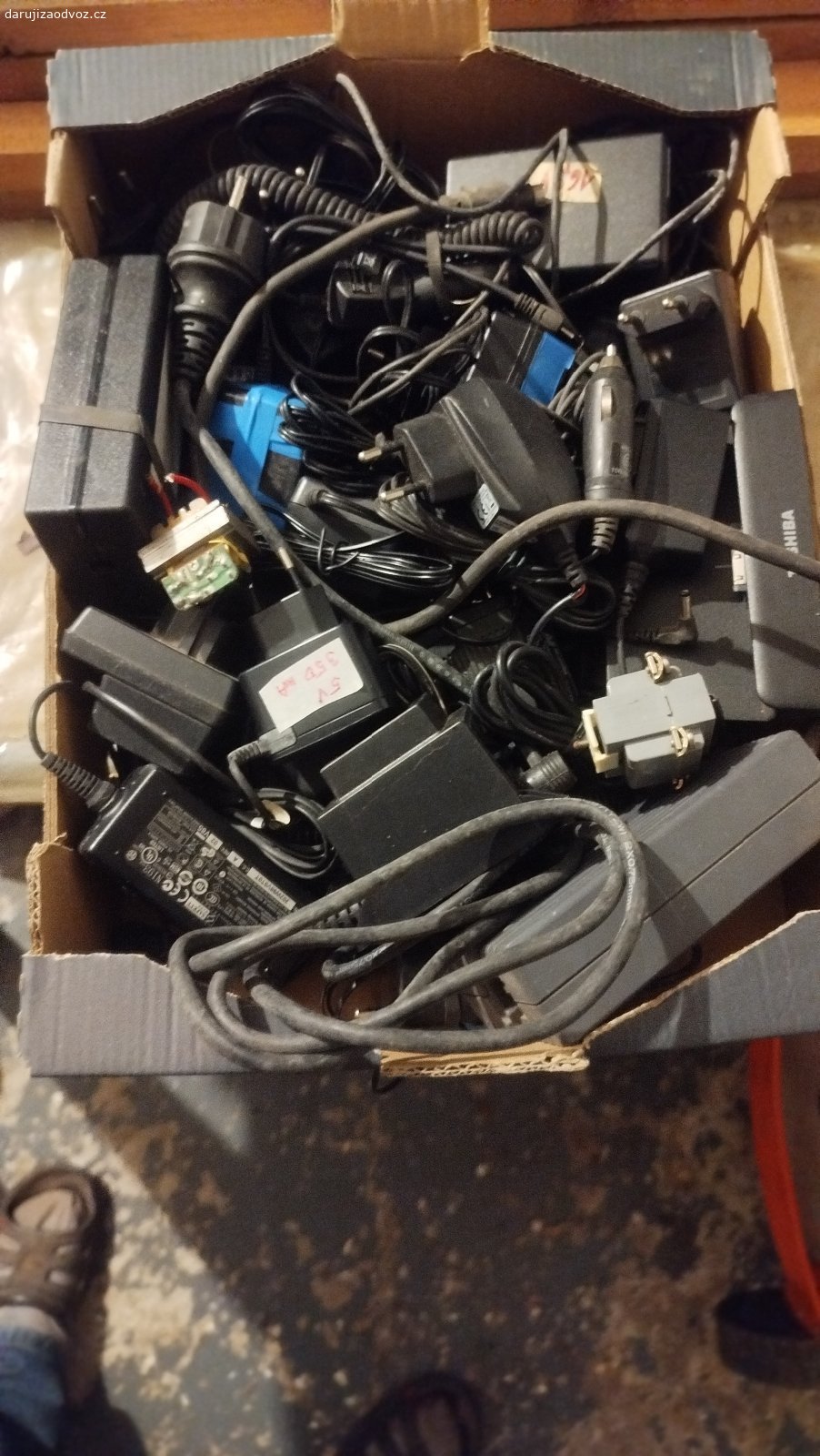 starší elektronika. Daruji za odvoz starší elektroniku
- napájecí zdroje
- transformátory
- elektromotorky

viz foto