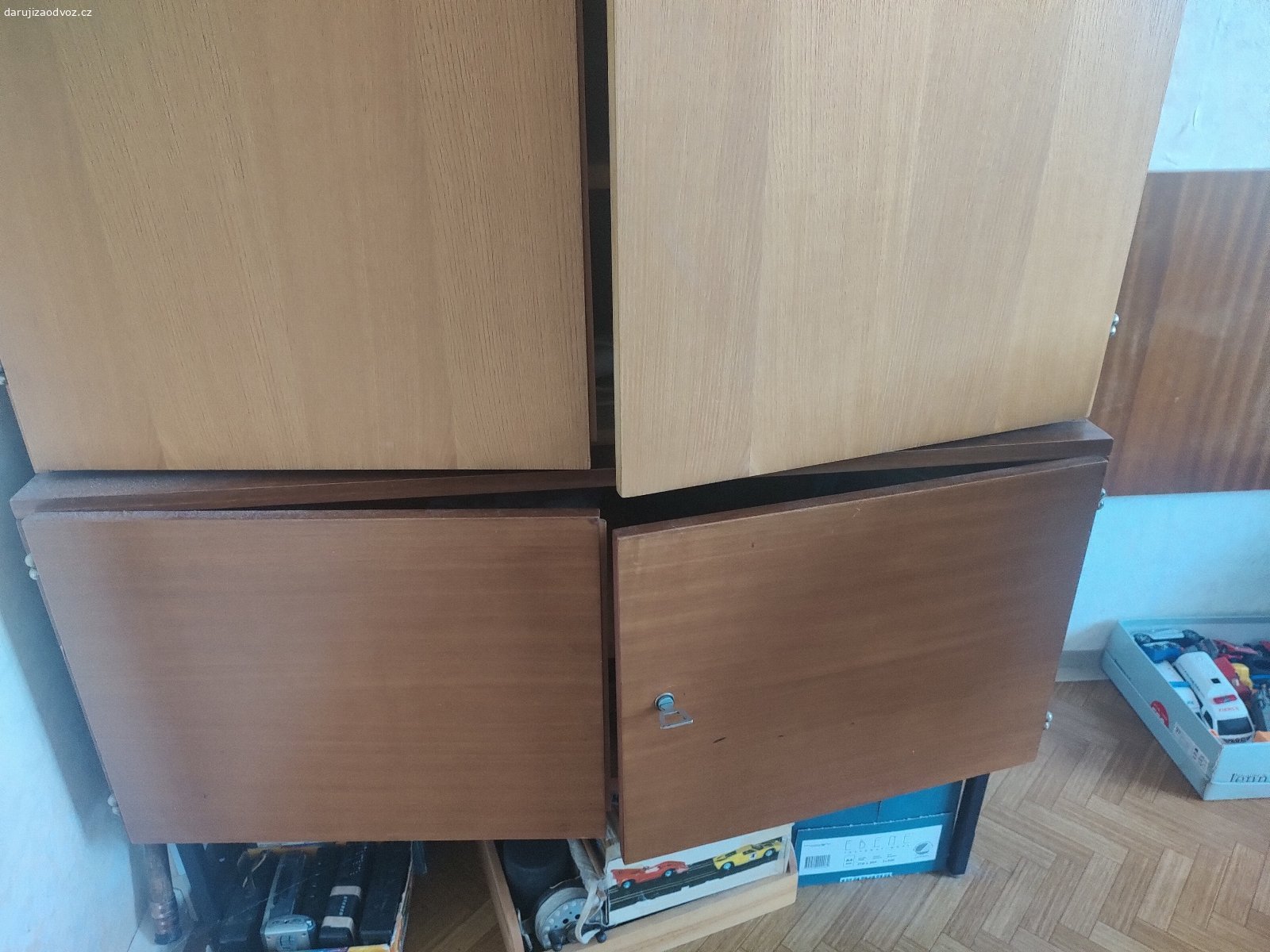 Starsi funkci nabytek: skrine, knihovny, komody. Nabytek z druhe poloviny 20..st., starsi ale funkci, nutne zajistit vlastni odnos z 5. patra panelaku s vytahem Zlin jizni svahy