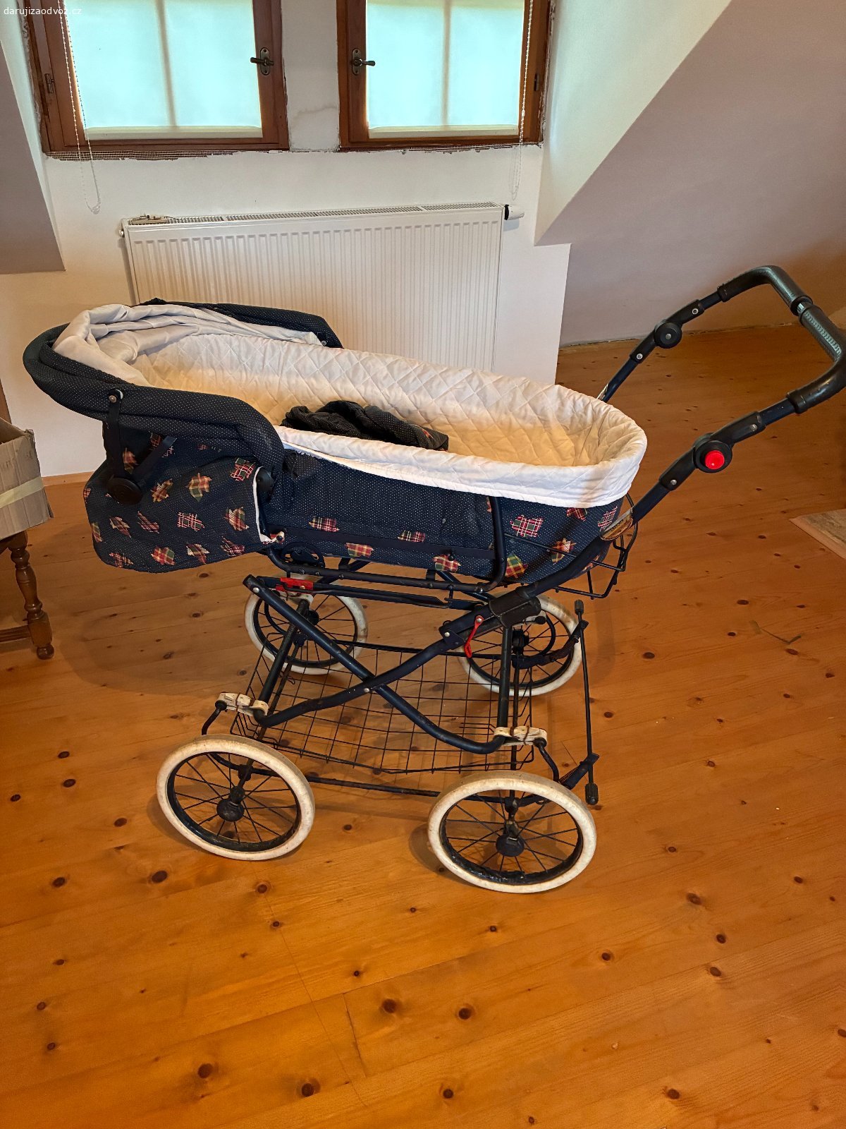 Starší kočárek. Daruji starší kočárek, vhodný na chalupu, zahradu. Plně funkční,
