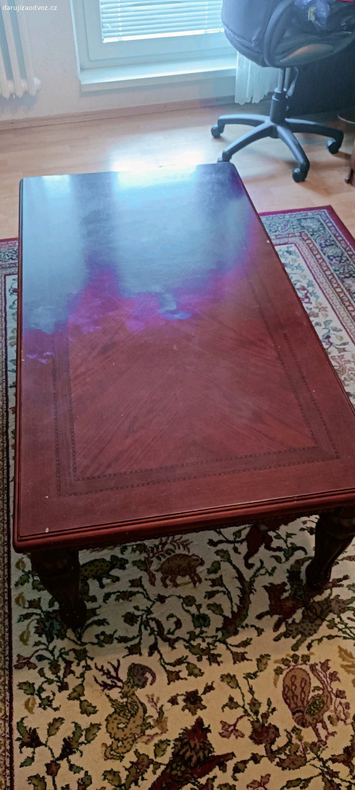 Starší konferenční stolek. Dřevo, dýha, spíše do červena, cca 80x120 cm