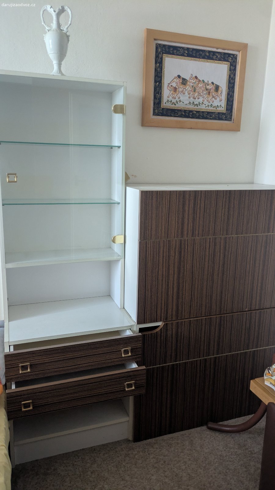 starší ložnicová sestava. ložnicová sestava 
skříně 4x47 a1x 57 cm / 203,5 výška + 42 nástavec bílý
peřníky 2x 88x43x63
postele 2x 75 x 208 x 40 výška
boční skříňky u postelí / sklo 57x38 (24 hloubka horní díl) x 170 (61 výška spodní díl)