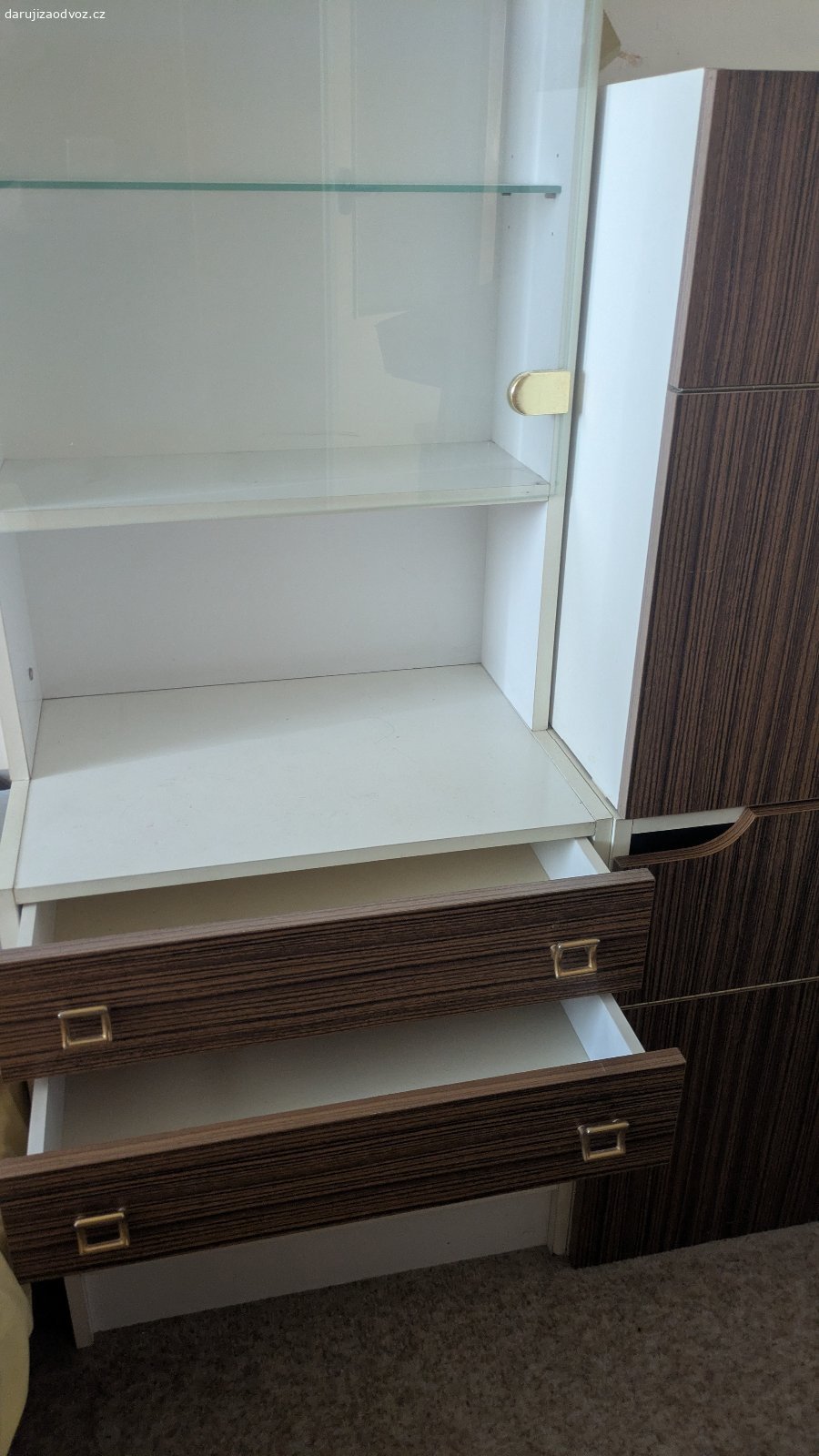 starší ložnicová sestava. ložnicová sestava 
skříně 4x47 a1x 57 cm / 203,5 výška + 42 nástavec bílý
peřníky 2x 88x43x63
postele 2x 75 x 208 x 40 výška
boční skříňky u postelí / sklo 57x38 (24 hloubka horní díl) x 170 (61 výška spodní díl)