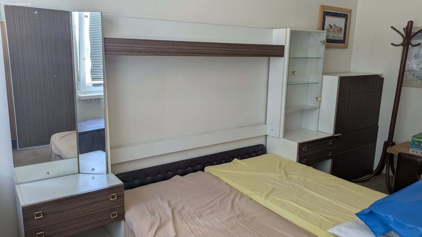 starší ložnicová sestava. ložnicová sestava 
skříně 4x47 a1x 57 cm / 203,5 výška + 42 nástavec bílý
peřníky 2x 88x43x63
postele 2x 75 x 208 x 40 výška
boční skříňky u postelí / sklo 57x38 (24 hloubka horní díl) x 170 (61 výška spodní díl)