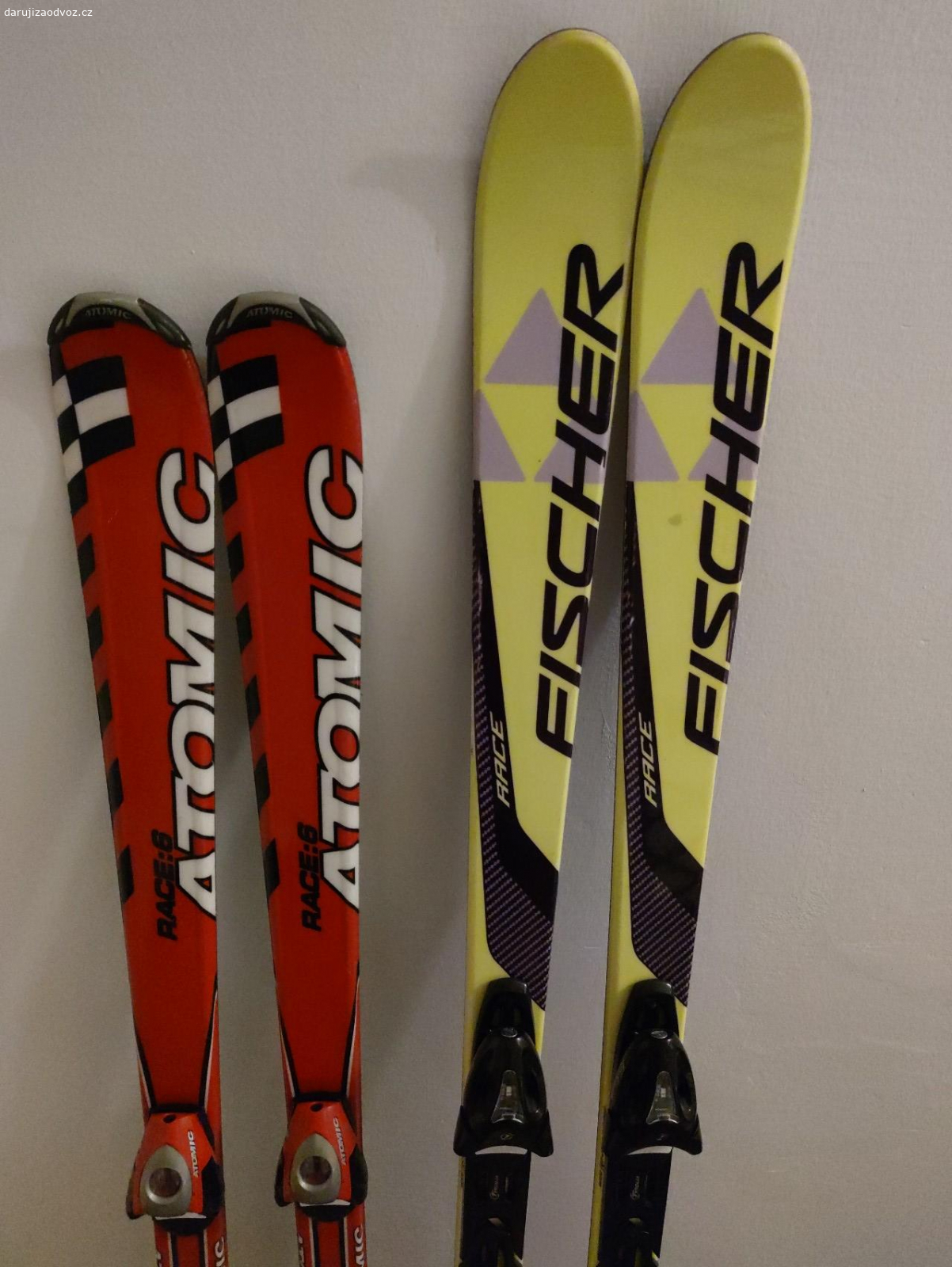 Starší lyže. Dvoje lyže délky 160 cm a 145 cm.
