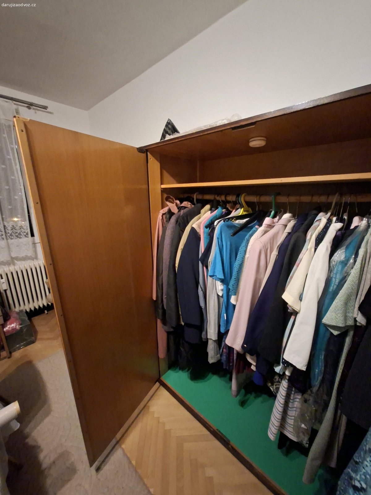 Starší nábytek na chalupu. Daruji za odvoz (Plzeň Bory)
- dvojdílnou skříň
- peřiňák
- prosklenou knihovnu s prosklenym nastavcem. 
Vše pečlivě udržované, ve velmi zachovalém stavu.