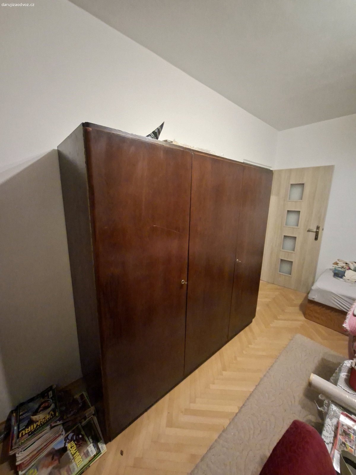 Starší nábytek na chalupu. Daruji za odvoz (Plzeň Bory)
- dvojdílnou skříň
- peřiňák
- prosklenou knihovnu s prosklenym nastavcem. 
Vše pečlivě udržované, ve velmi zachovalém stavu.