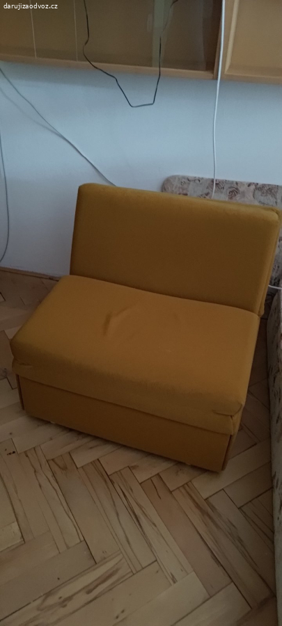 Starší nabytek, postele, křeslo, skříně