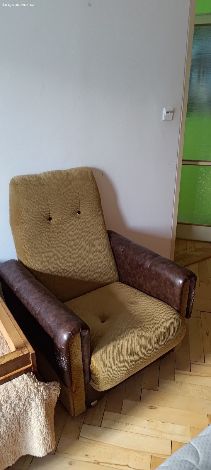 Starší nabytek, postele, křeslo, skříně. Osobní odběr Uherský Brod.