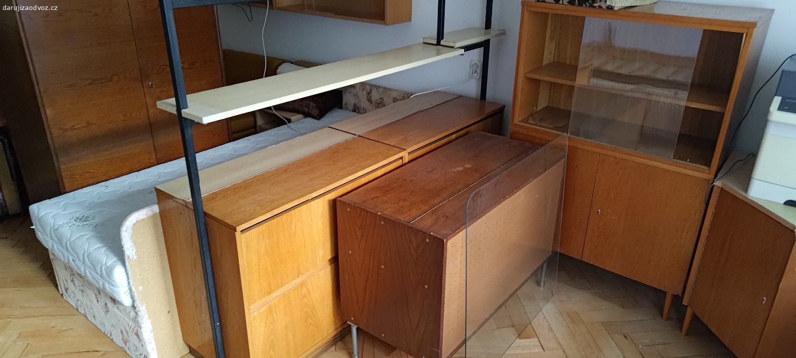 Starší nabytek, postele, křeslo, skříně. Osobní odběr Uherský Brod.
