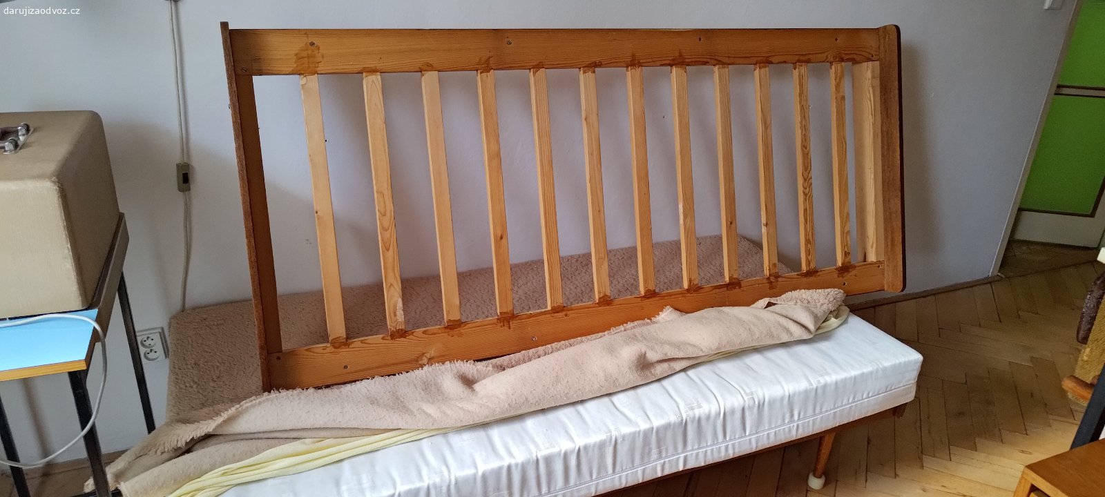 Starší nabytek, postele, křeslo, skříně. Osobní odběr Uherský Brod.