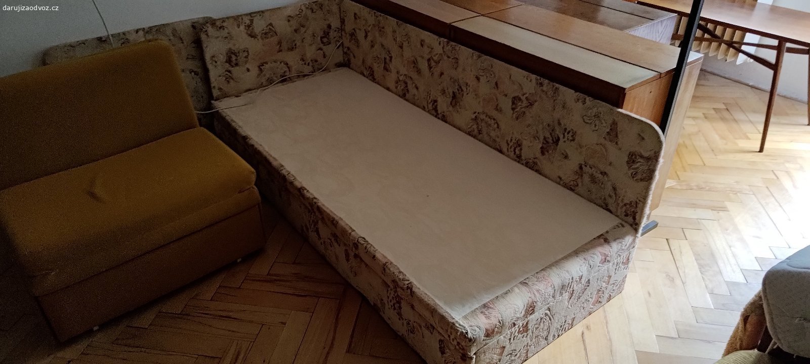 Starší nabytek, postele, křeslo, skříně. Osobní odběr Uherský Brod.