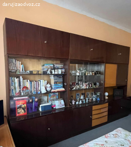 Starší obývací stěna