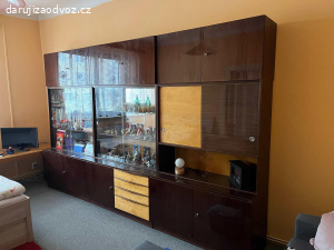 Starší obývací stěna