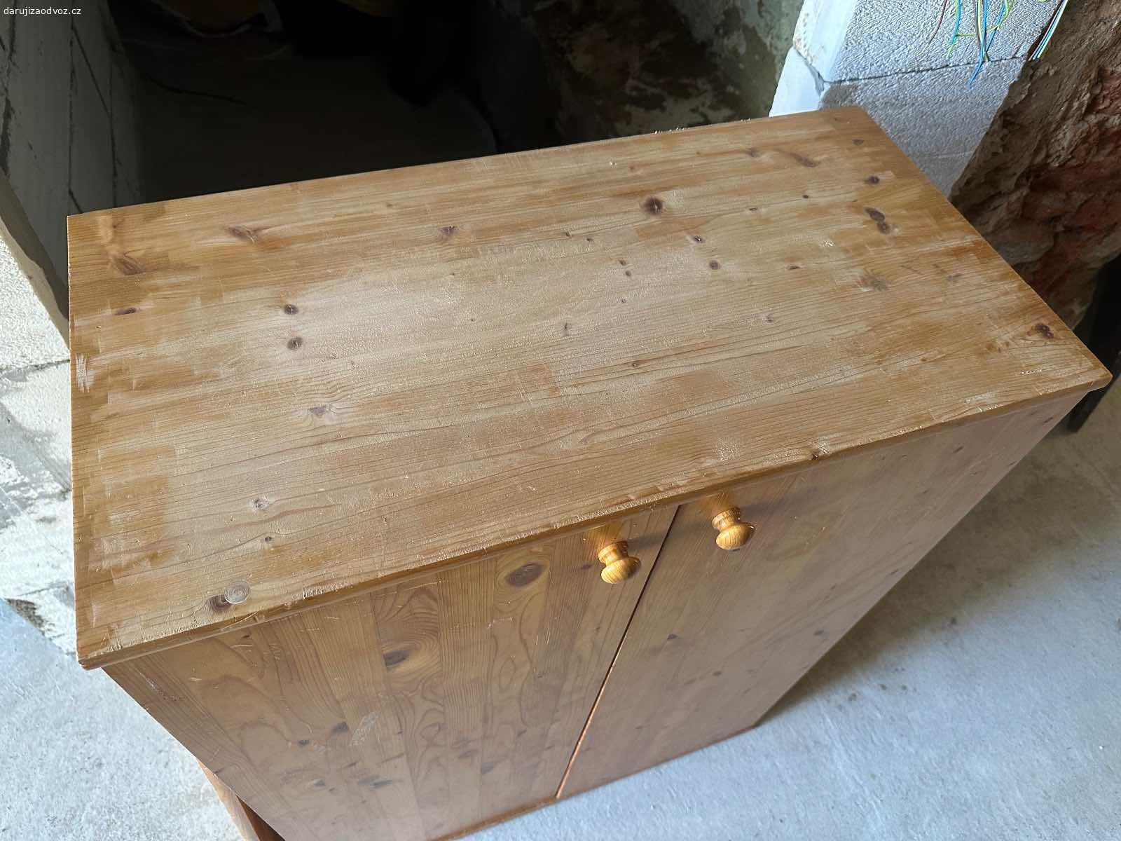 Starší retro dřevěná skříň za odvoz. Skrinka zdarma daruji za odvoz

Dvě police, k jedné chybí držící špunty tudíž nelze dát dovnitr. 

80x40x107

Jinak stav dle foto

Osobní odběr Jeřmanice u Liberce.