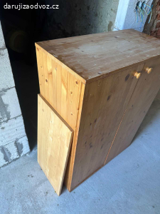 Starší retro dřevěná skříň za odvoz