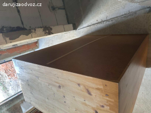 Starší retro dřevěná skříň za odvoz